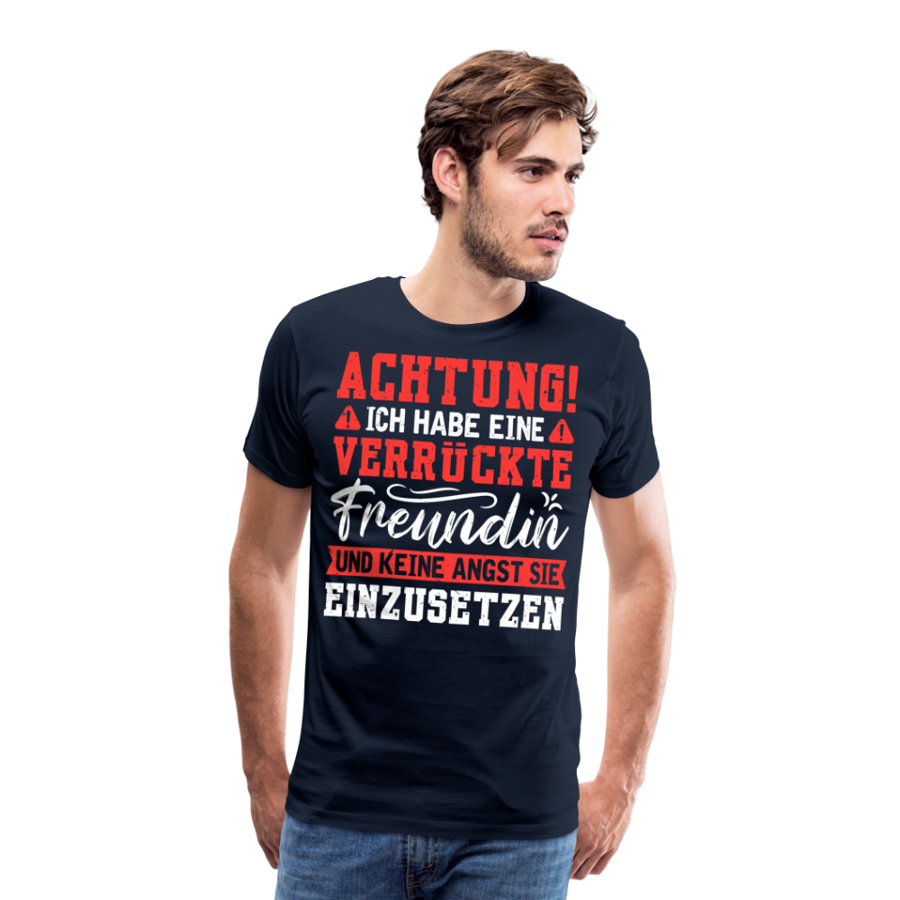 Achtung verrückte Freundin lustiges Premium T-Shirt Herren - Navy