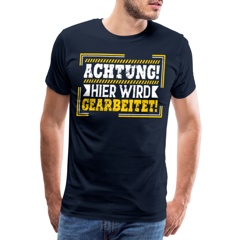 Achtung hier wird gearbeitet! lustiges Premium T-Shirt Herren - Navy