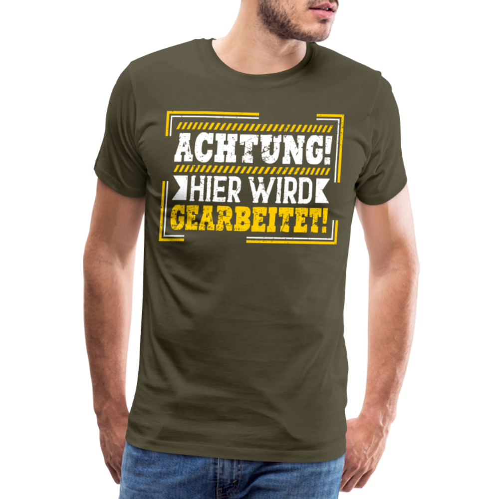 Achtung hier wird gearbeitet! lustiges Premium T-Shirt Herren - Khaki