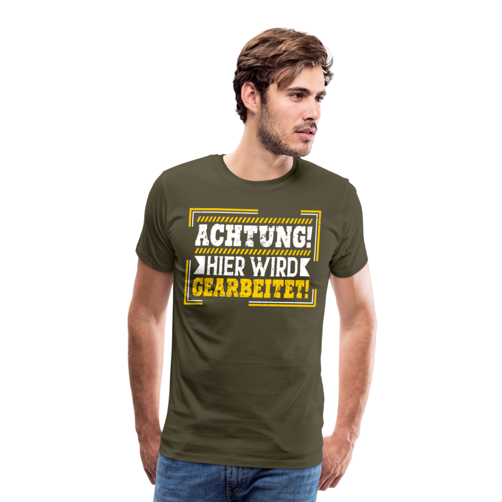 Achtung hier wird gearbeitet! lustiges Premium T-Shirt Herren - Khaki